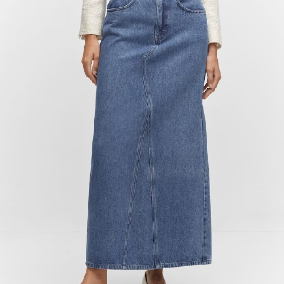 Fustă maxi dreaptă din denim, de la Mango, cu buzunare frontale și șliț în spate, pe mijlocul fustei pentru a permite o mai bună libertate de mișcare
