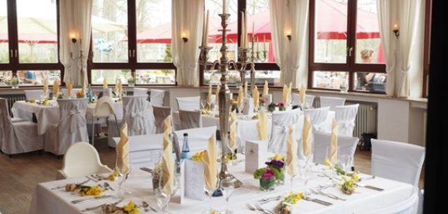 Te afli la o nunta. Cand e politicos sa incepi sa mananci atunci cand chelnerul ti-a adus farfuria cu mancare?