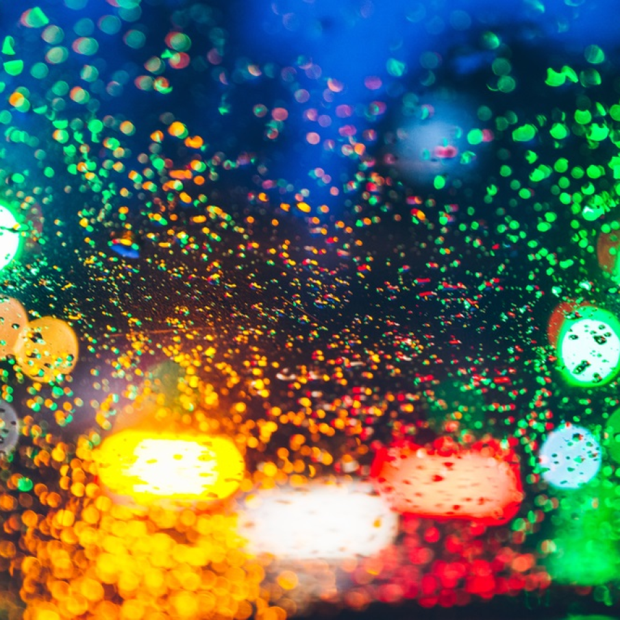 Picaturi psihedelice: Imagine blurata si colorata surprinsa prin geamul ud al masinii