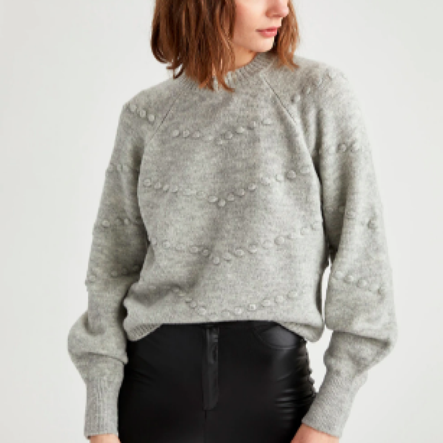 Pulover cu decolteu la baza gatului