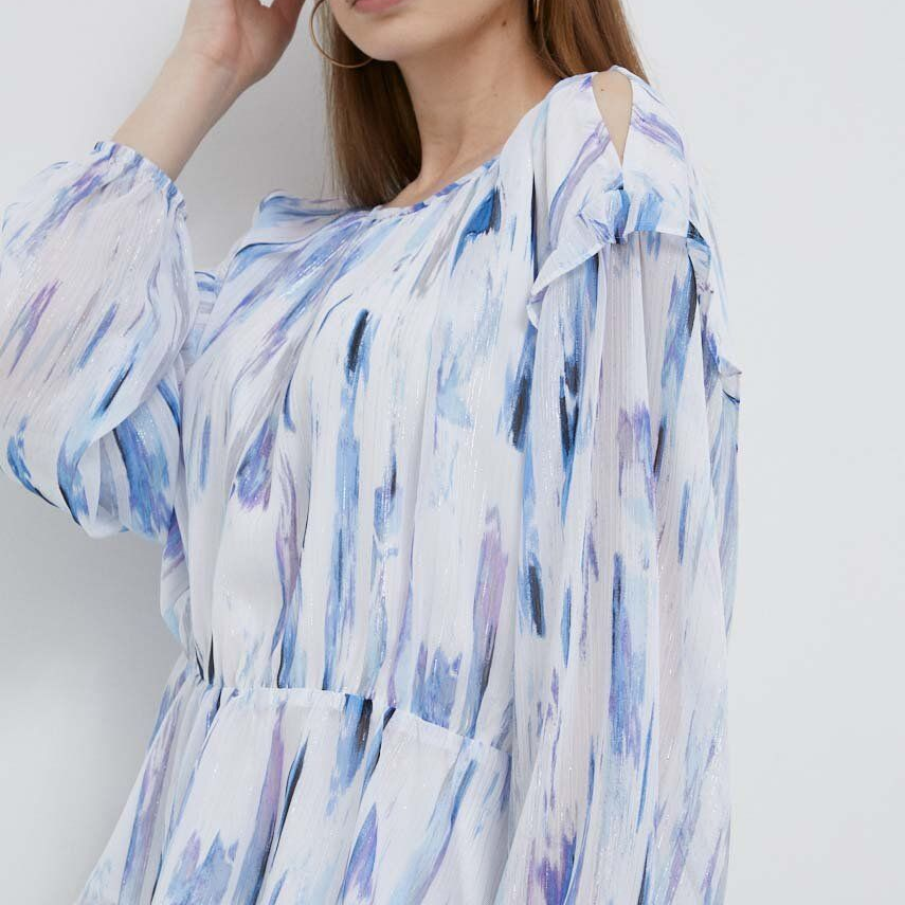 Bluză din colecția Dkny confecționată din țesătură ornamentată, lucioasă, cu fir metalic