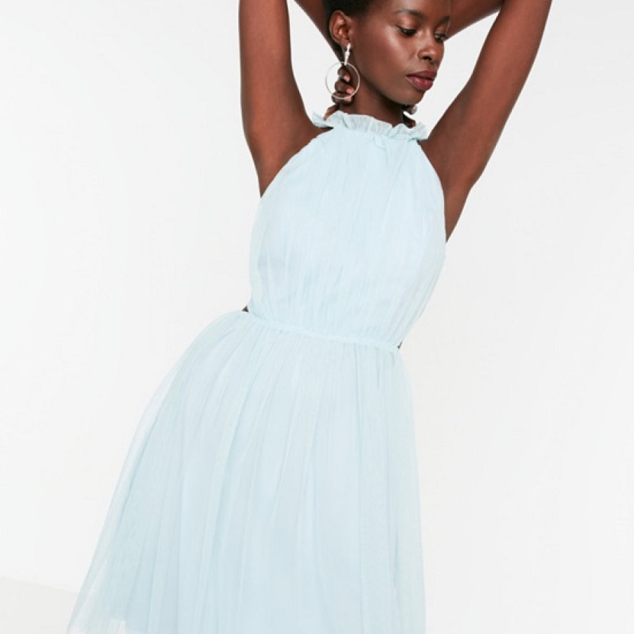 Rochie vaporoasă cu decolteu tip halter într-o nuanță foarte plăcută și deschisă de bleu ciel pastelat. 