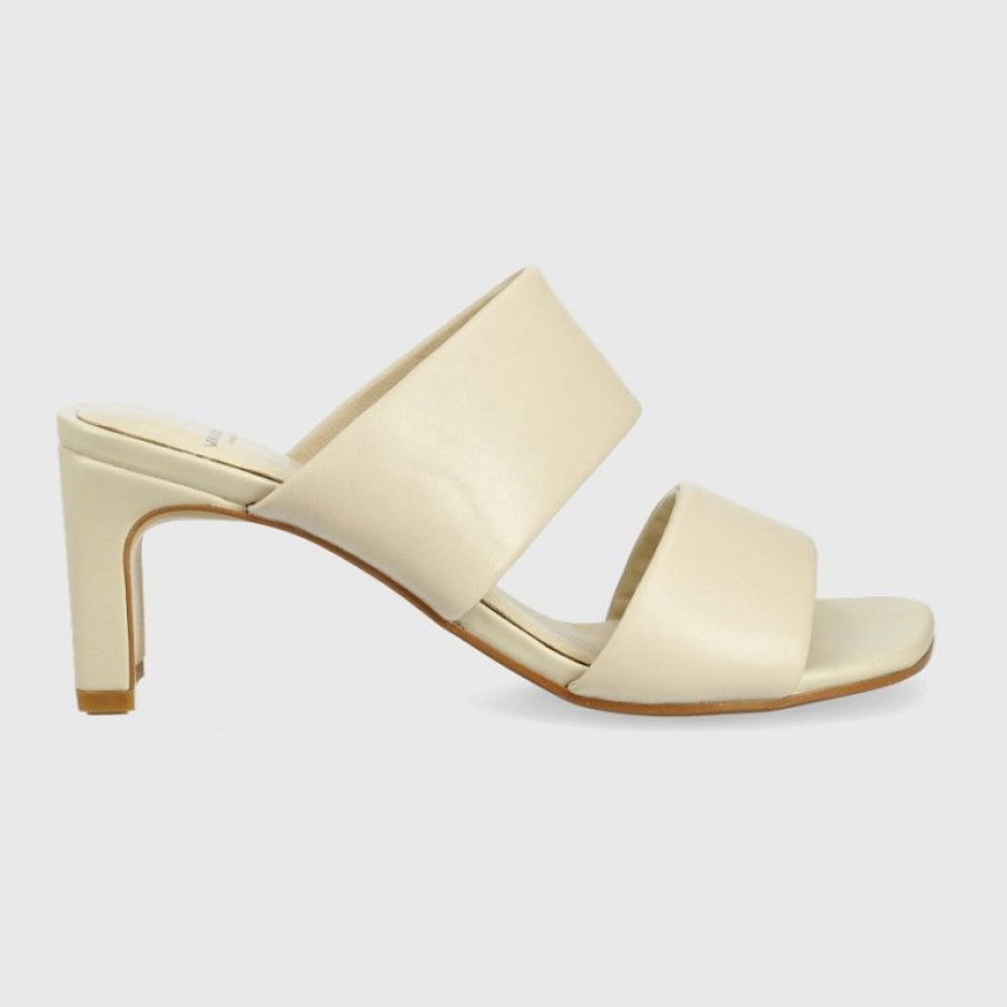 Papuci albi din colecția Vagabond, model pe toc gros, stabil. Materialul din care sunt confecționați este neted, iar înălțimea tocului este de 7,5 cm