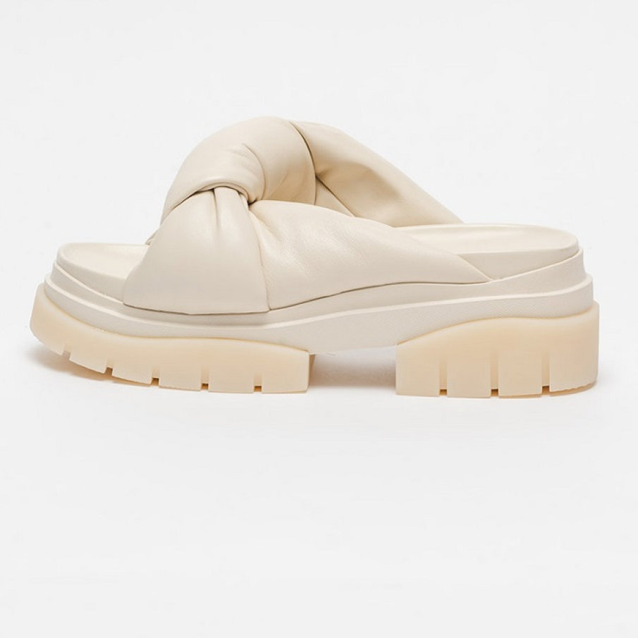 Papuci tip șlapi, cu aspect umflat și răsucit și talpa chuncky, într-o nuanță plăcută și văratică de alb prăfuit 