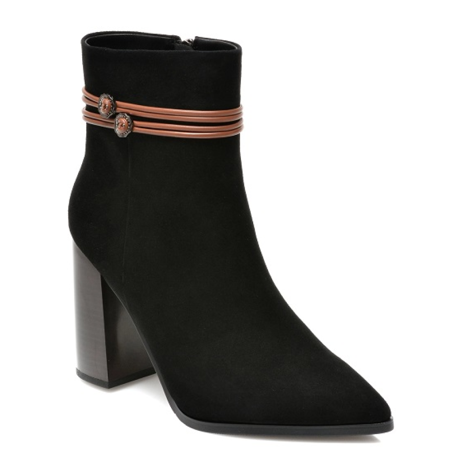 Botine epică din piele întoarsă, cu decorațiuni maro elegante la nivelul gleznei.