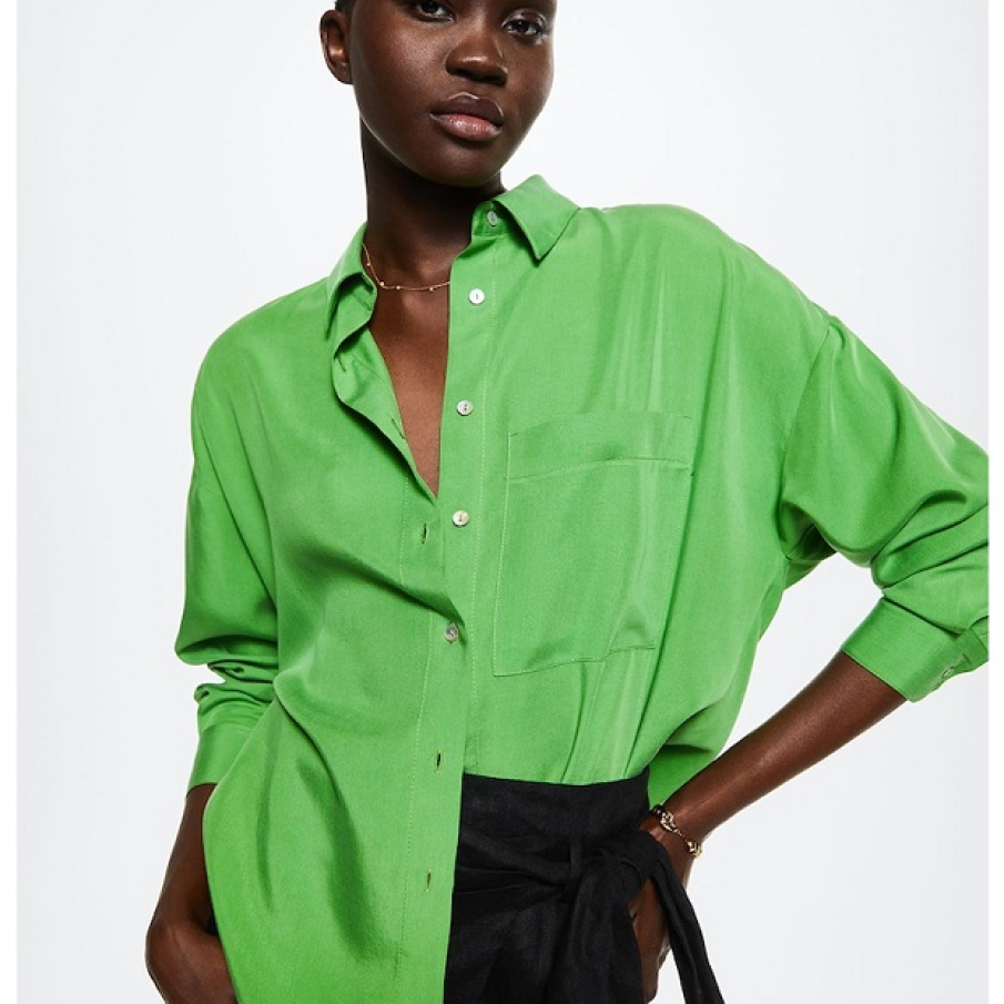 Cămașă supradimensionată de lyocell în nuanță de verde prăzuliu, cu o croială modernă, simplă 