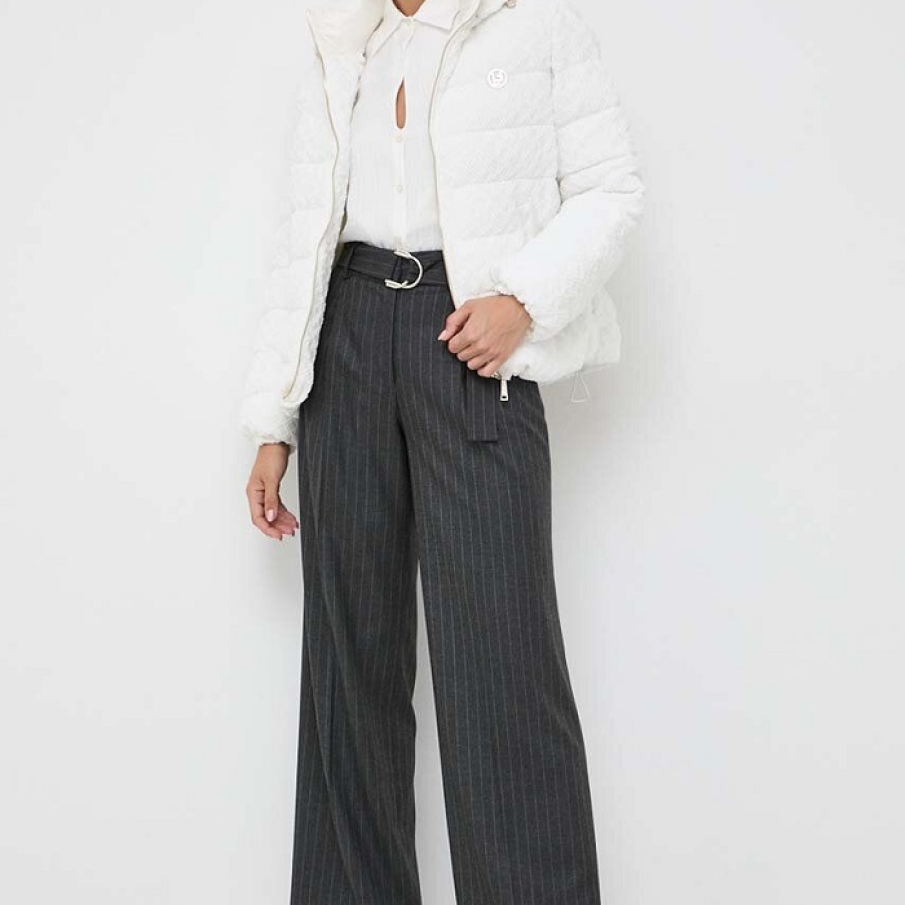 Pantaloni Liu Jo drepți, de culoare gri, cu o curea din același material textil în talie, accesorizata cu o cataramă argintie