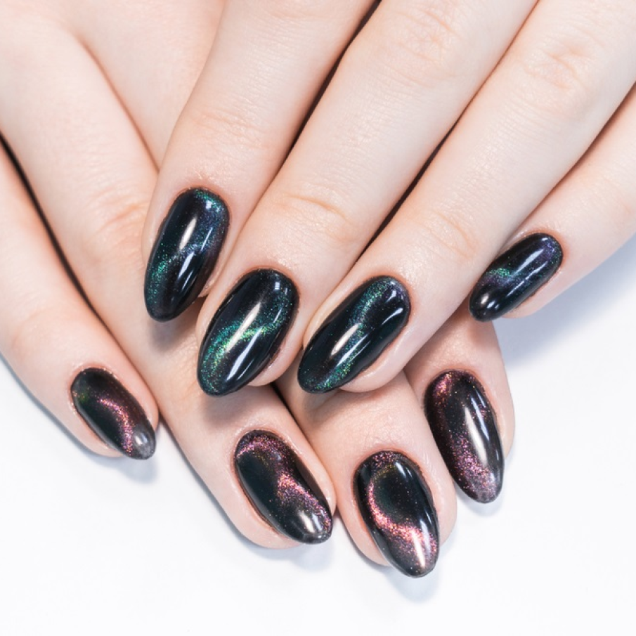 Manichiura Ochi de pisică realizată cu reflexe de culori diferite la unghiile celor două mâini