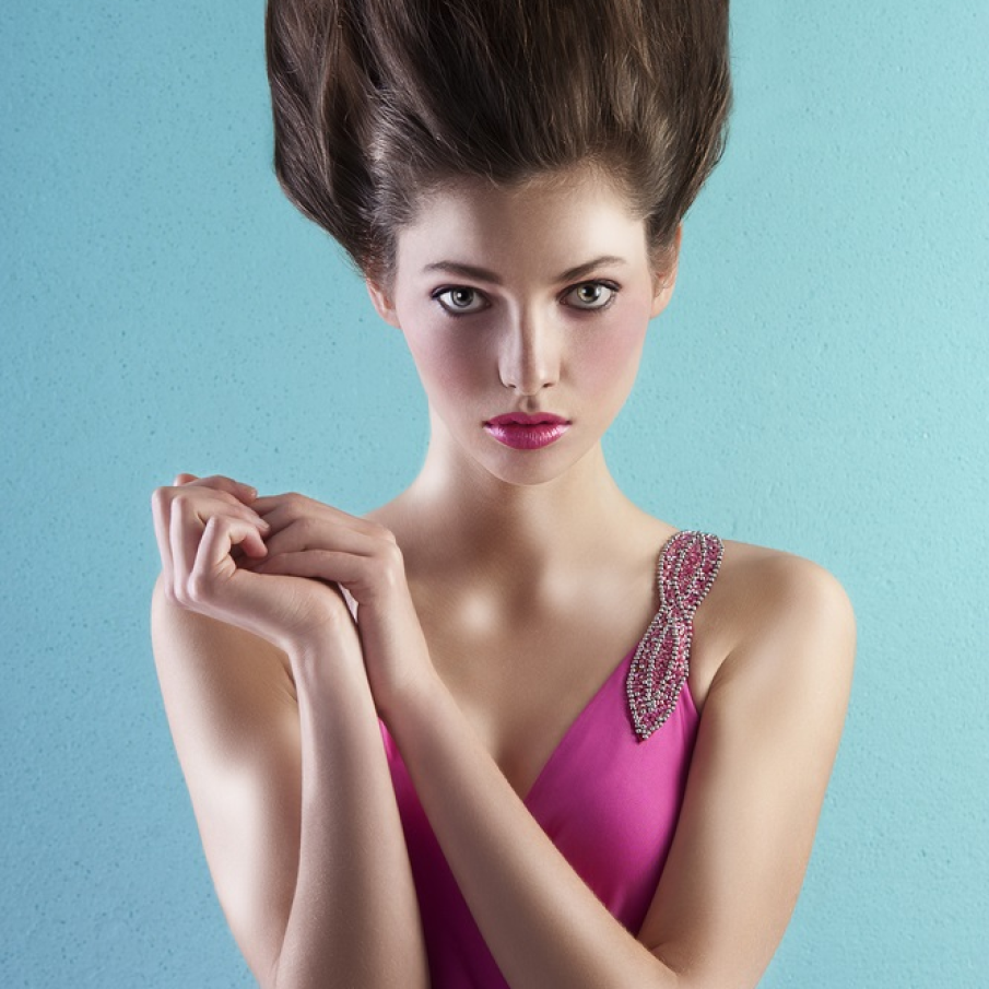 Coafura extravaganta inalta in stilul Marie Antoinette