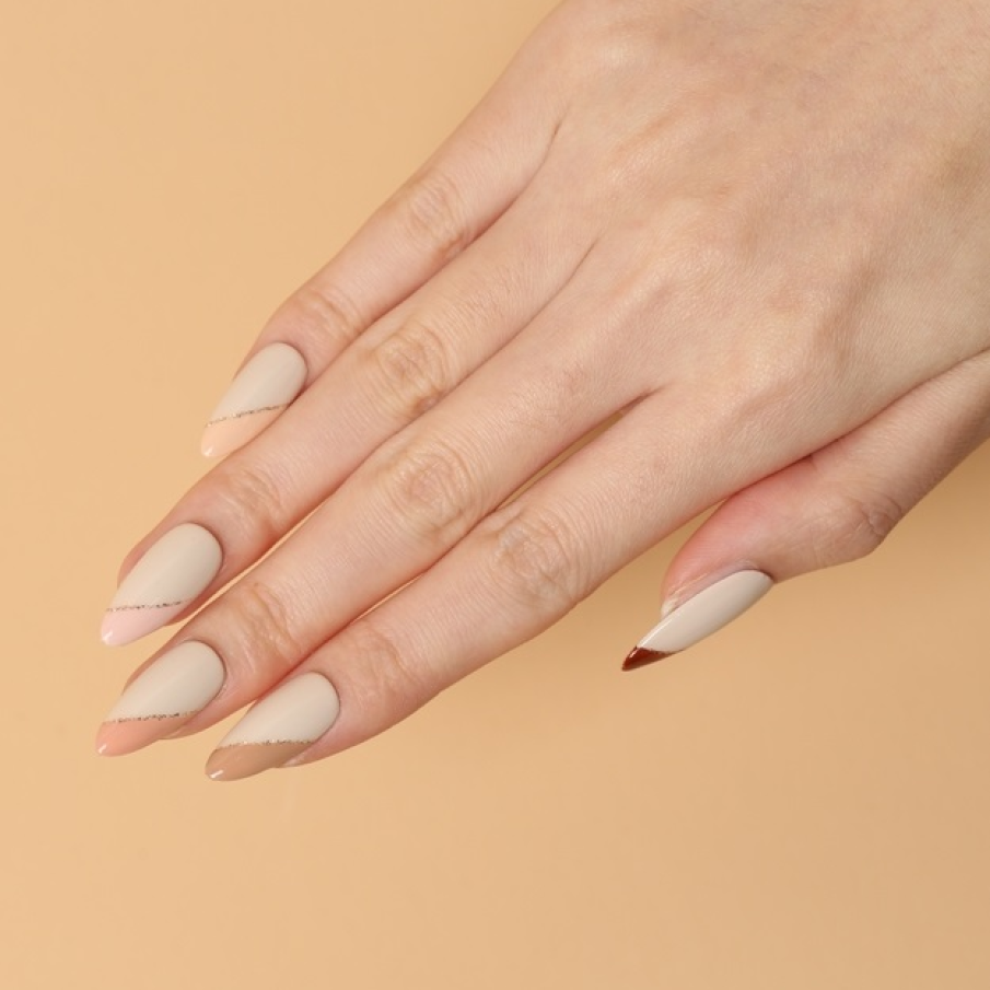 Modele de manichiură french cu accente luxoase și prețioase, în tendințe în 2025