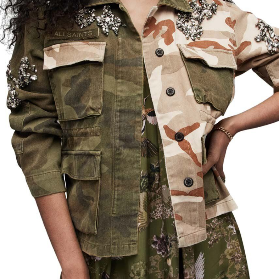 Jachetă din colecția AllSaints, de bumbac, inspirată de stilul militar și decorată cu aplicații metalice de efect 