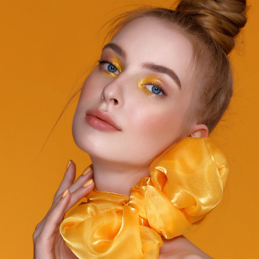 Aplicați un fard de pleoape umed doar în colțurile ochiului și mergeți cu el până aproape de jumătatea pleoapelor