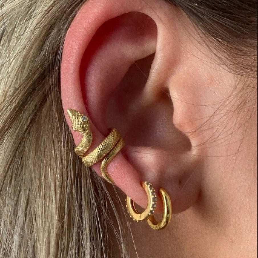 Cercei de argint placați cu aur de 14K, în formă de șarpe, marca Ohmygod, care împodobesc marginea urechii 