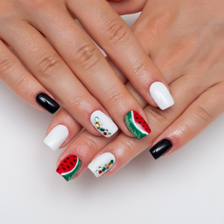  Manichiură cu cristale pentru vară 