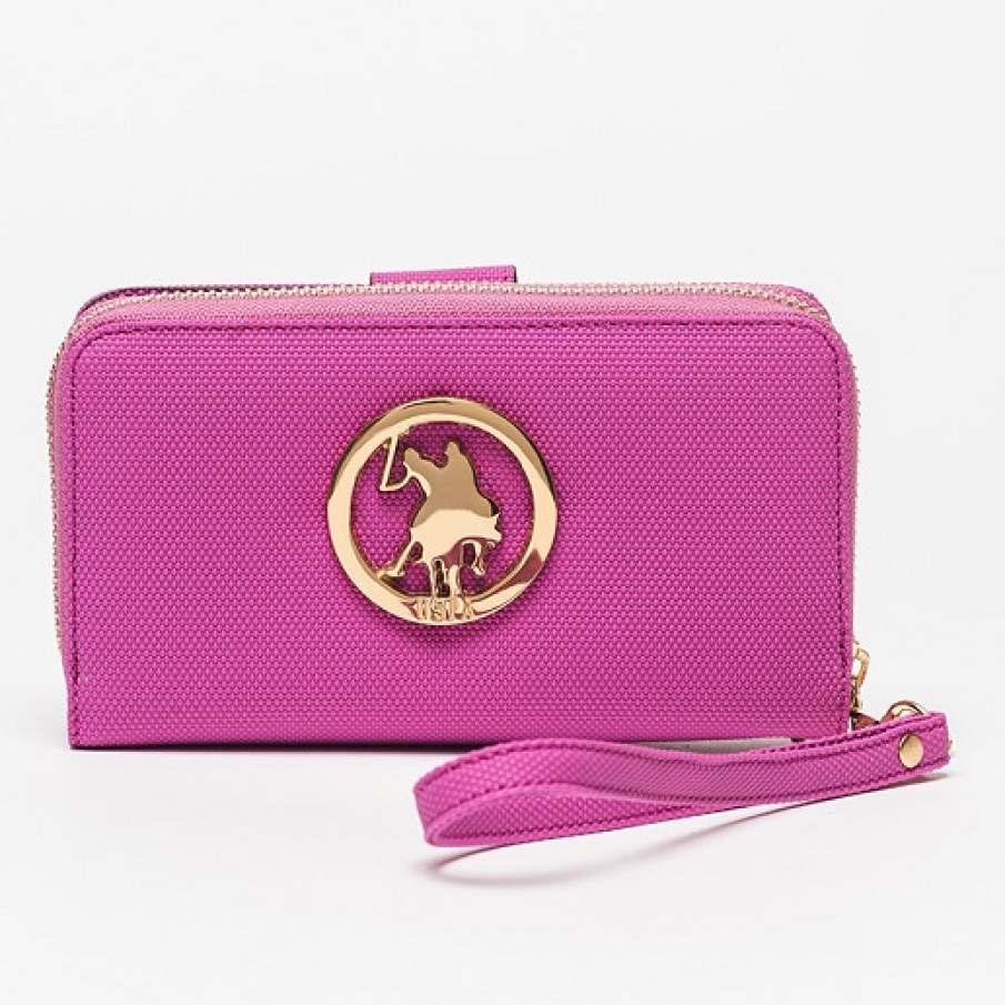 U.S. Polo Assn. din piele ecologică, în culoarea ametistului și cu logo decorativ. Are buzunare interioare adiționale și unul separator.  