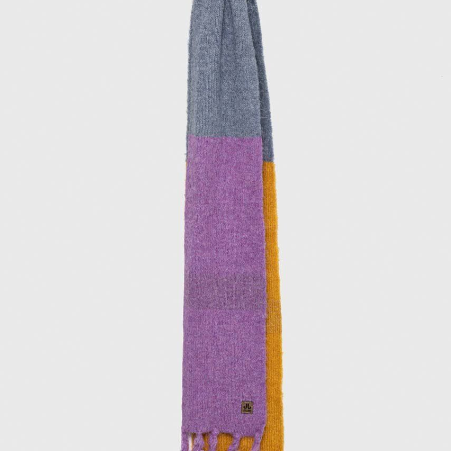 Fular în trei nuanțe: galben, violet și albastru din colecția Jail Jam, din tricot ornamentat, cu 8% Alpaca, 7% Lână
