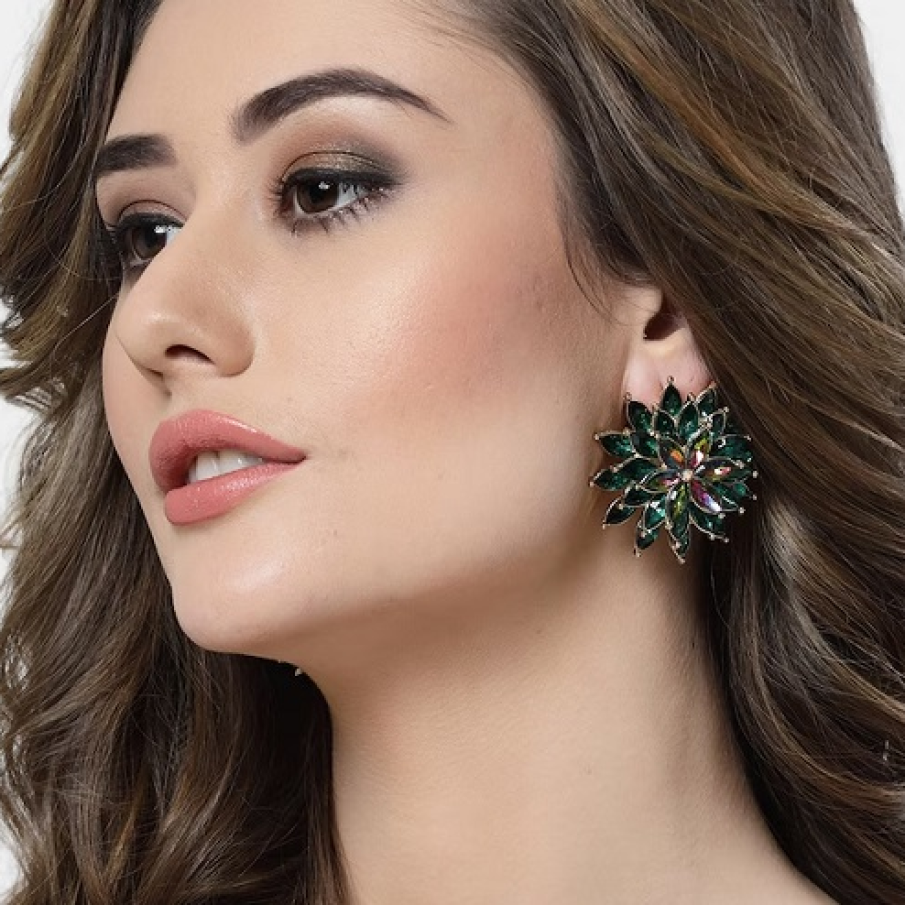 Cercei verzi cu design floral, decorați cu cristale, cu reflexe multicolore în mijlocul florii