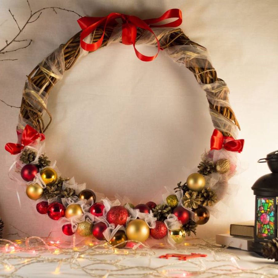 Coronita de Sarbatori semi ornata cu fundite, panglica transparenta si globulete