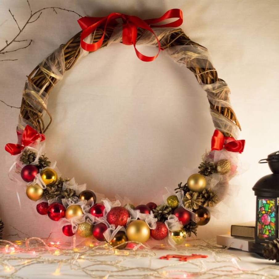 Coronita de Sarbatori semi ornata cu fundite, panglica transparenta si globulete