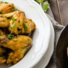 Aripioare de pui cu verdeturi