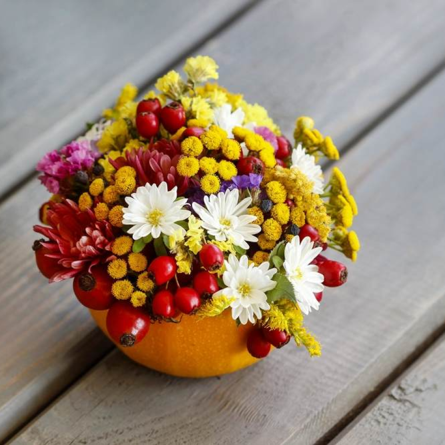 Aranjament de toamna cu dovleac pe post de vaza 