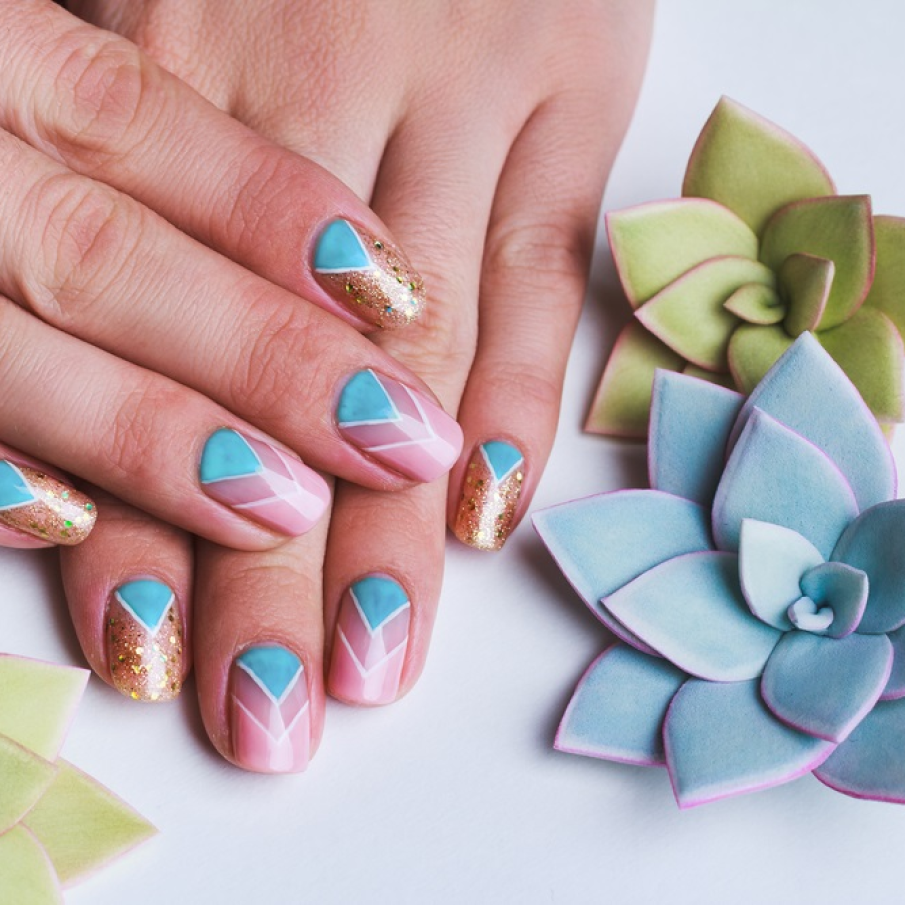 Manichiură în nuanțe de roz, albastru deschis și glitter suprapuse în V 