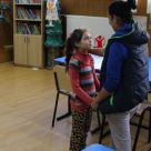 Mamele fara scoala isi trimit copiii la scoala. Despre implicatiile analfabetismului in Romania