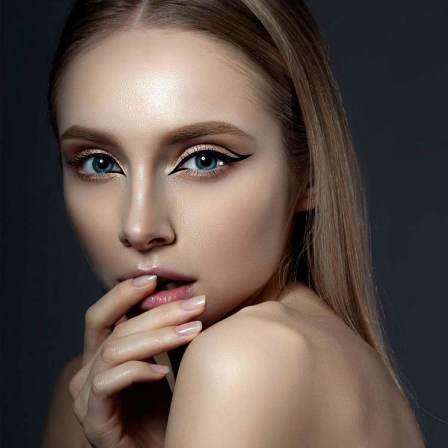 Machiaj inspirat de anii '60: Codite asimetrice trasate cu tus 