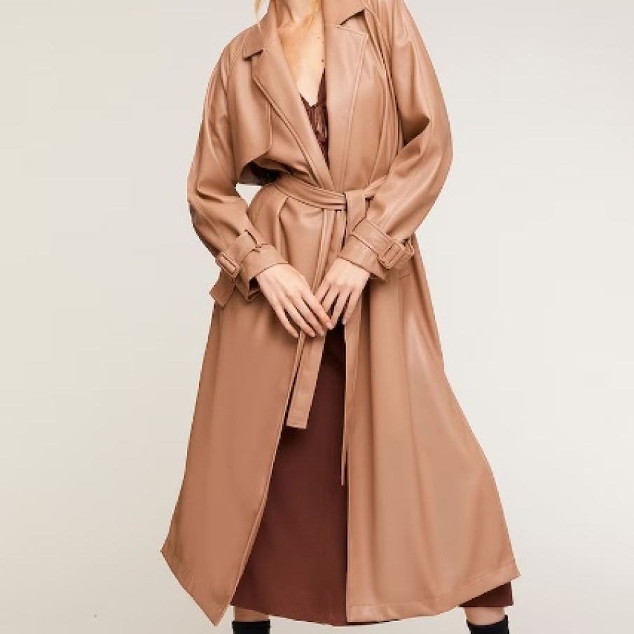 Trenci Mango de piele ecologică în nuanță de maro ciocolatiu, perfect pentru a crea un look deosebit în această toamnă 