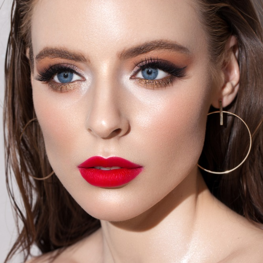 Machiaj de seară în care componenta principala este rujul roșu, mat, dar și genele bogate Machiaj de seară în care componenta principala este rujul roșu, mat, dar și genele bogate, cu aspect îndesit 