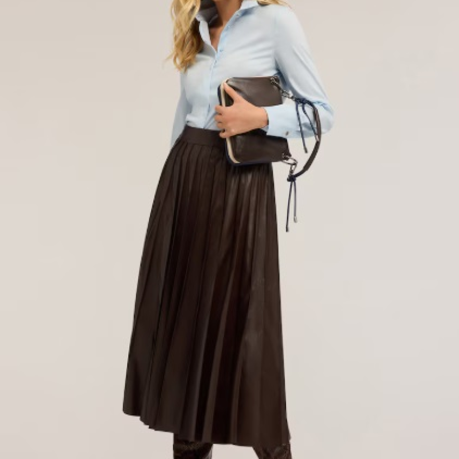 11 modele de fuste plisate și stilate, în tendințe în toamna 2025