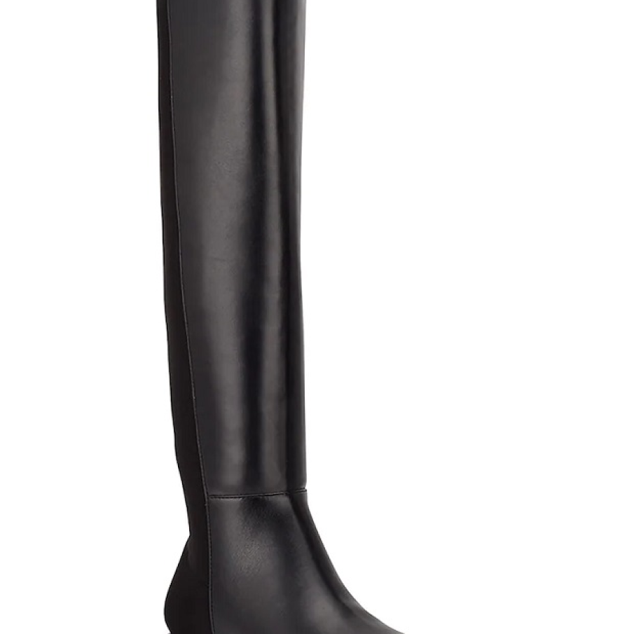 Cizme lungi peste genunchi cu toc masiv și talpă groasă de la Nine West. Sunt confecționate prin îmbinarea a două tipuri de materiale.