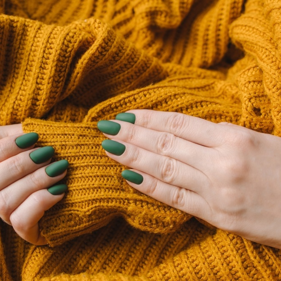 Unghiuțele pictate cu ojă verde mată sunt un must have al acestui sezon