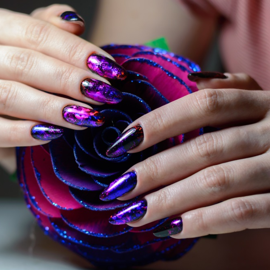 Manichiură în nuanțe intense și profunde, cu tematică cosmică 