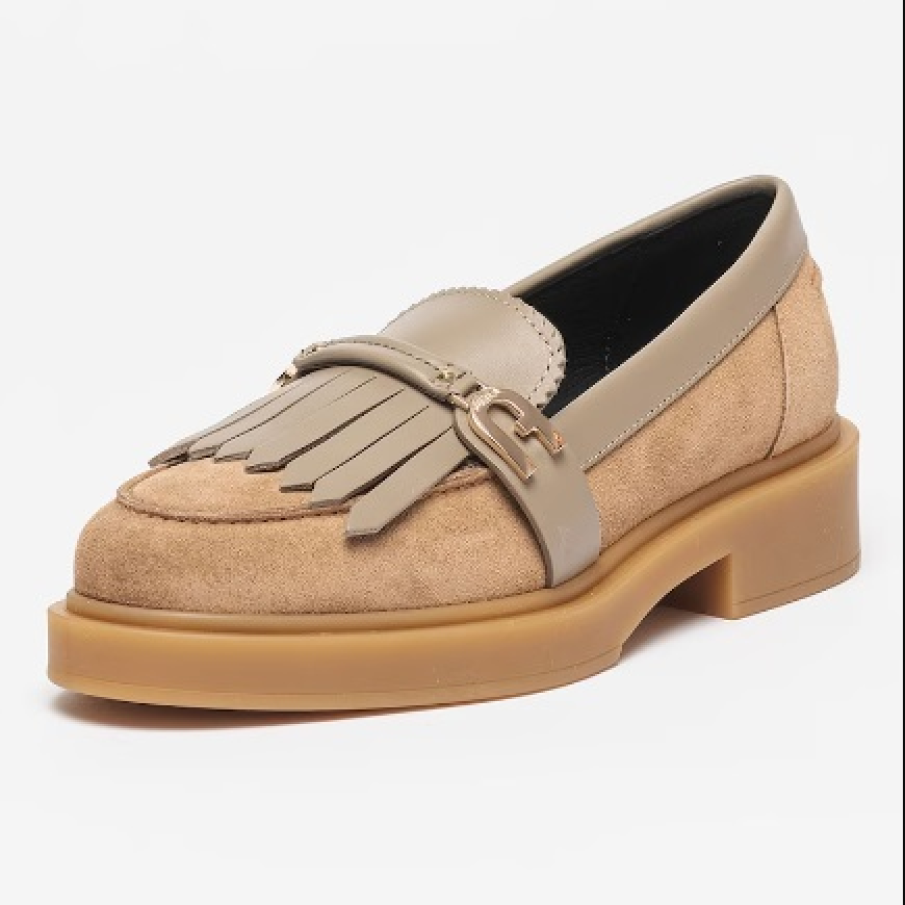 Pantofi loafers de la Furla, confecționați din două materiale diferite: piele și piele întoarsă, în nuanțe diferite: de maro taupe și maro camel 