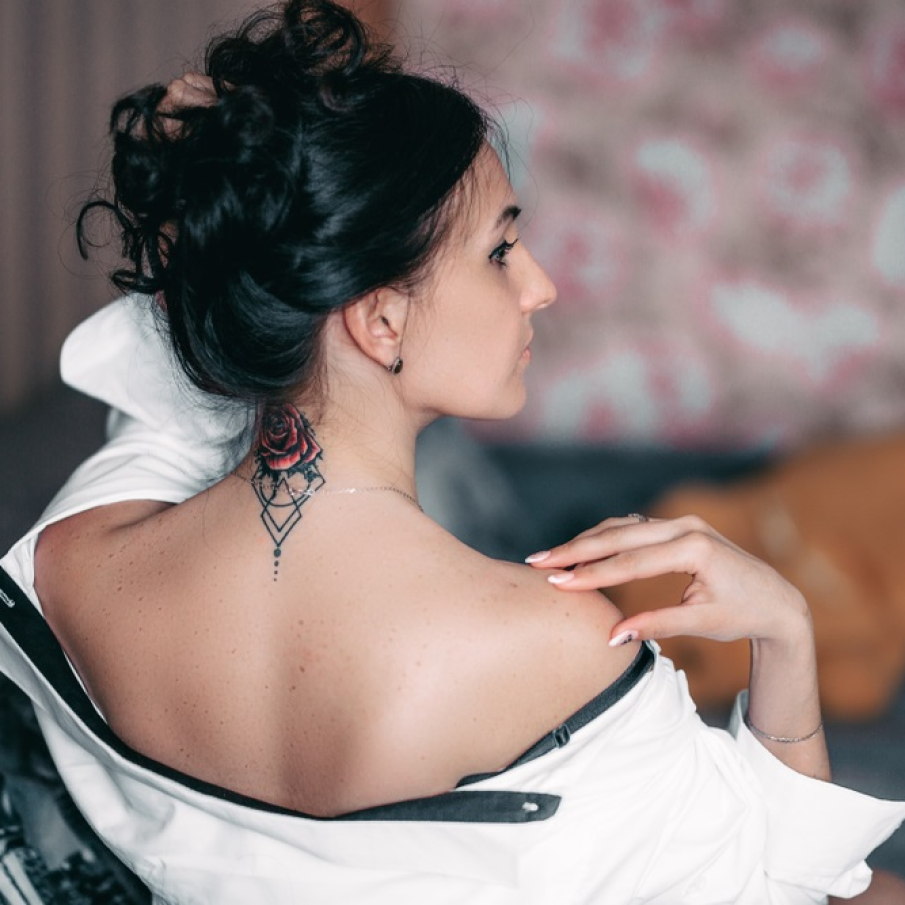 Tatuaj modern pe linia gâtului, inspirat de frumusețea trandafirilor 
