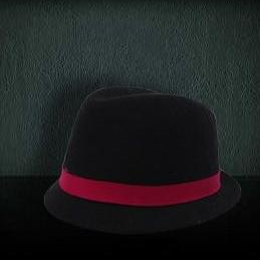 Palarie neagra cu banda rosie 