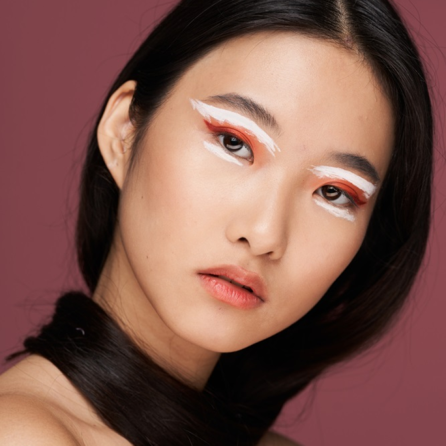 Machiaj ”color-block” în care culorile par a fi aruncate întâmplător pe pleoape