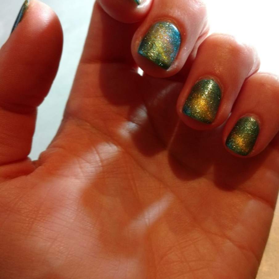 Manichiură cu efecte strălucitoare menite să redea strălucirile surprinse în spațiu 