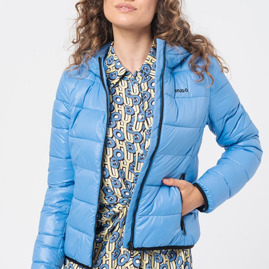 Geacă impermeabilă în nuanța de albastru lavandă, cu glugă și aspect matlasat. Brand: Hugo 