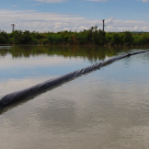 Acțiune ecologică: pe râul Jiu a fost montată o barieră plutitoare pentru colectarea deșeurilor  