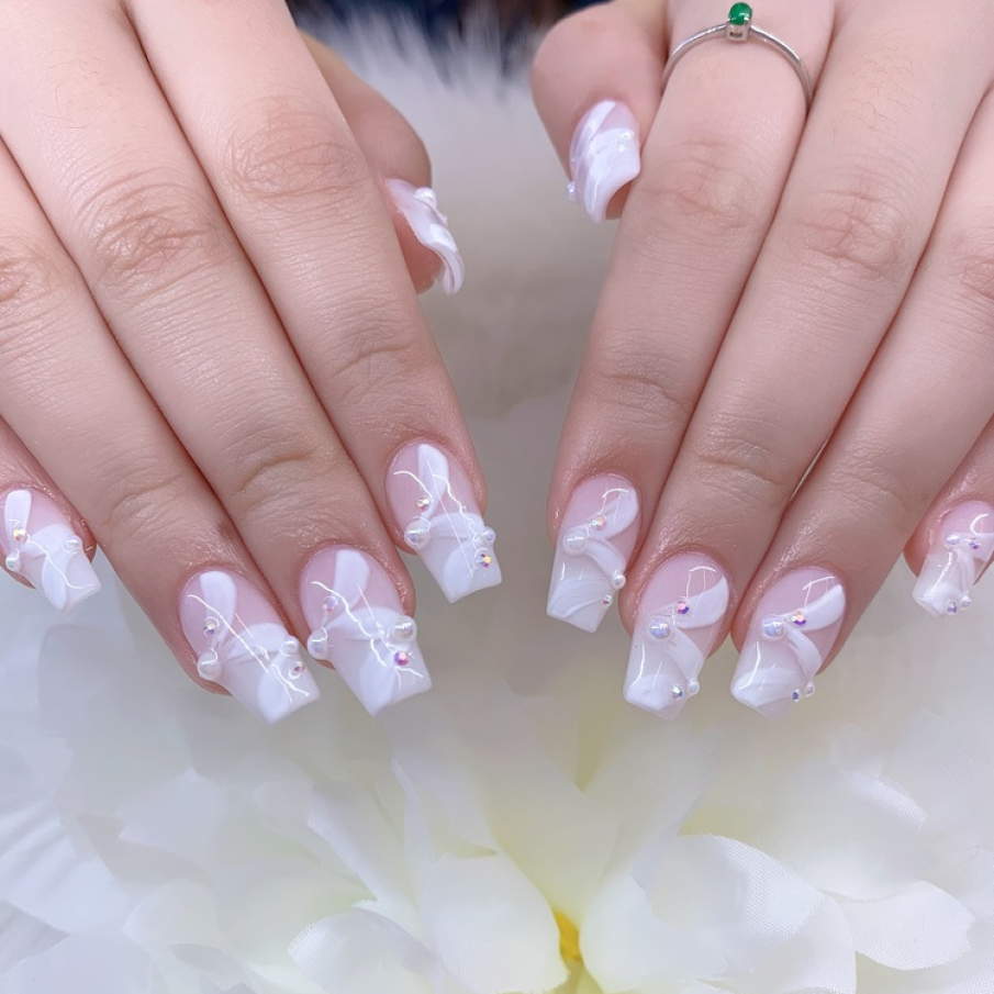 Manichiură cu cristale pentru vară 