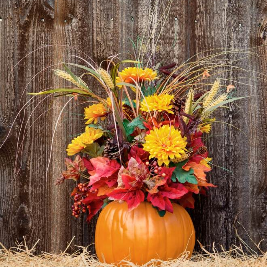 Aranjament de toamna cu frunze, flori si dovleac 