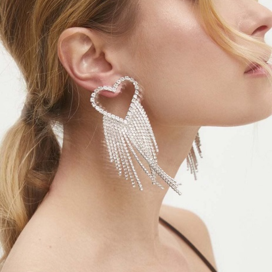 Cercei statement eleganți și deosebiți, care ies cu ușurință în evidență datorită șirurilor suspendate de ștrasuri care curg din inima goală