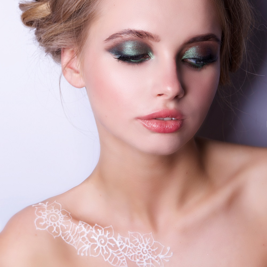 Tatuaj floral cu henna albă, desenat pe linia claviculei 
