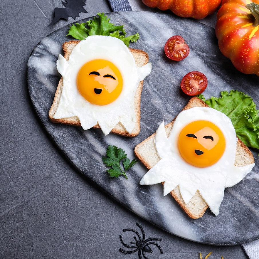 Acestea sunt cele mai gustoase sandvișuri pe care le-ați gustat vreodată: un ou-ochi prietenos, în formă de fantomă zâmbitoare, amplasat pe o felie de pâine 