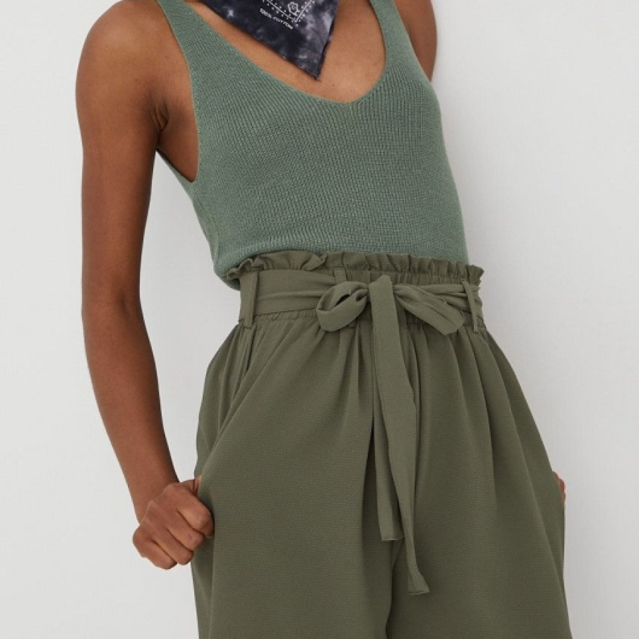 Pantaloni scurți din colecția Pieces de culoare verde kaki. Au curea în talie și buzunare oblice. 