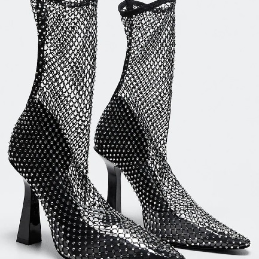 Botine de plasa Mango, în stil elegant, glamorous, decorate cu ștrasuri. Perfecte pentru acele zile sau ocazii în care vrei o pereche de încălțăminte care să te scoată din anonimat