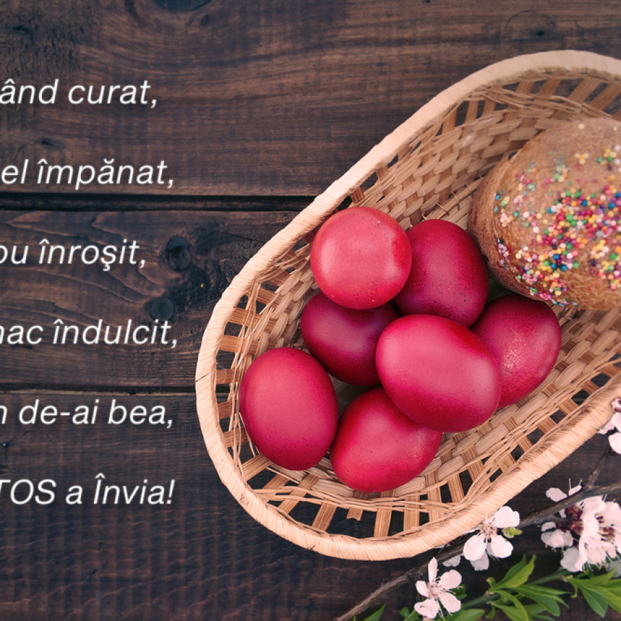 Felicitare de Paște creștină, cu ouă roșii și pască tradițională