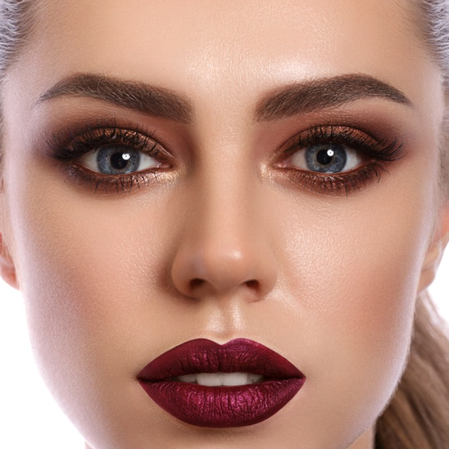 Maroul va fi întotdeauna alegerea perfectă pentru a evidenția ochii albaștri, indiferent de nuanța de albastru a ochilor